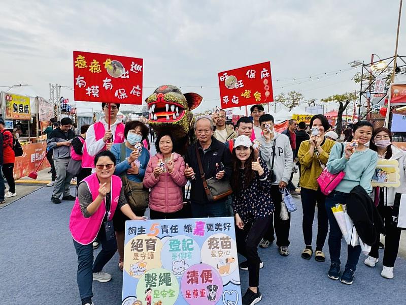 摸寵物神獵狗公祈福、和浪浪拍照 2026台灣燈會創意動保遊行萌力爆發