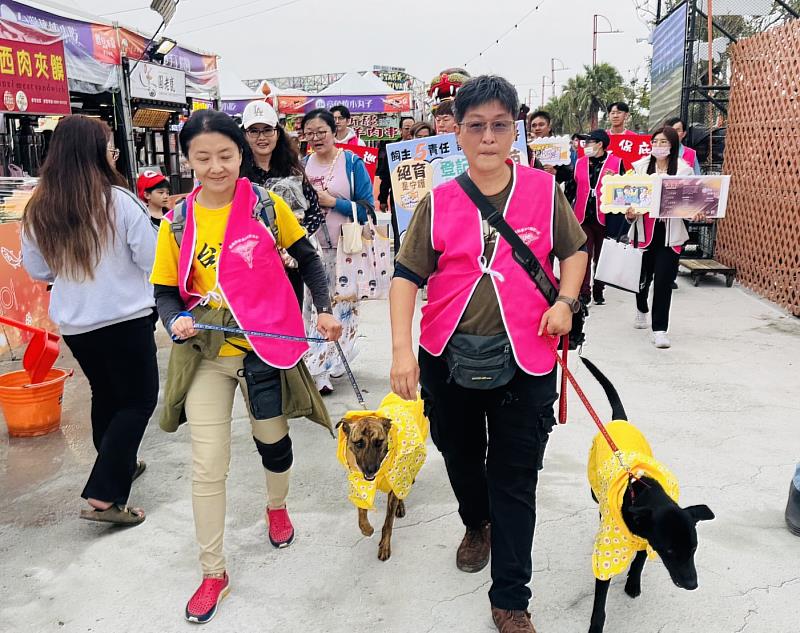摸寵物神獵狗公祈福、和浪浪拍照 2026台灣燈會創意動保遊行萌力爆發