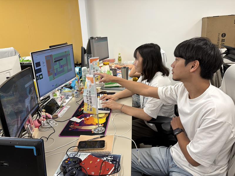 職場導師（右）對琬菁（左）進行個別教學。