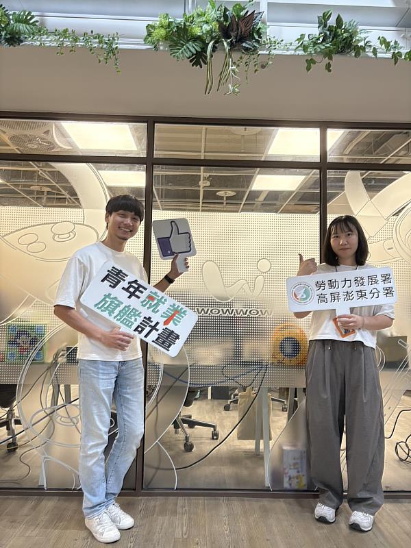 公司職場導師英智淵（左）協助琬菁（右）迅速適應職場。