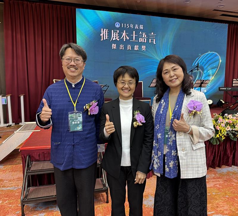 客委會古秀妃主委（中）與得獎者蔡永強教師（左）及謝美桃校長（右）合照。