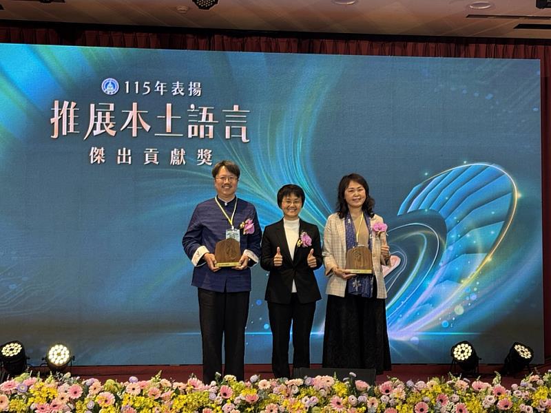 客委會古秀妃主委（中）頒獎予得獎者謝美桃校長（右）與得獎者蔡永強教師(左）。