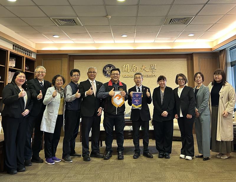 開南大學與日本國立和歌山大學代表於貴賓室合影，見證兩校締結姊妹校合作。