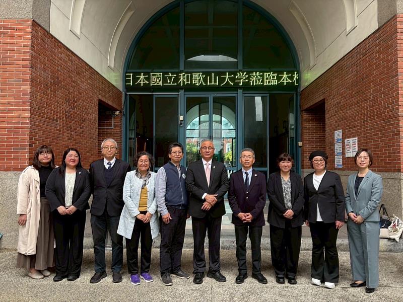 日本國立和歌山大學代表團蒞臨開南大學參訪，兩校師長於校門口合影留念。