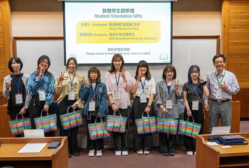 文藻外大華語學院鄭國瑞院長（右1）致贈福島大學學生開學禮，表達歡迎與祝福。