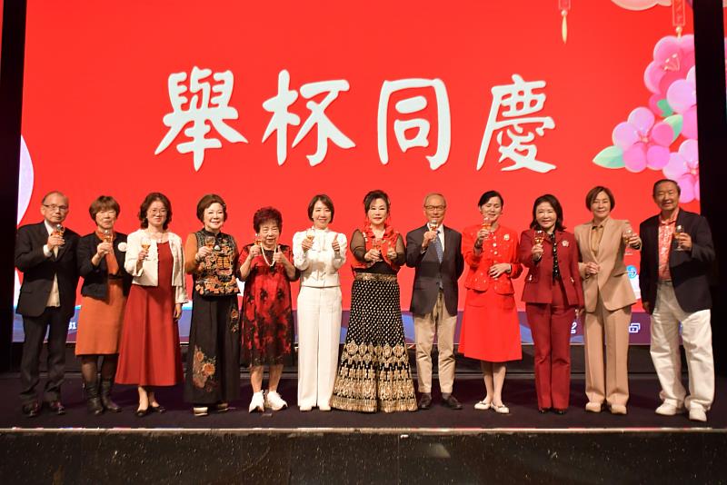 「馬年行大運」春酒活動與會貴賓舉杯同慶。