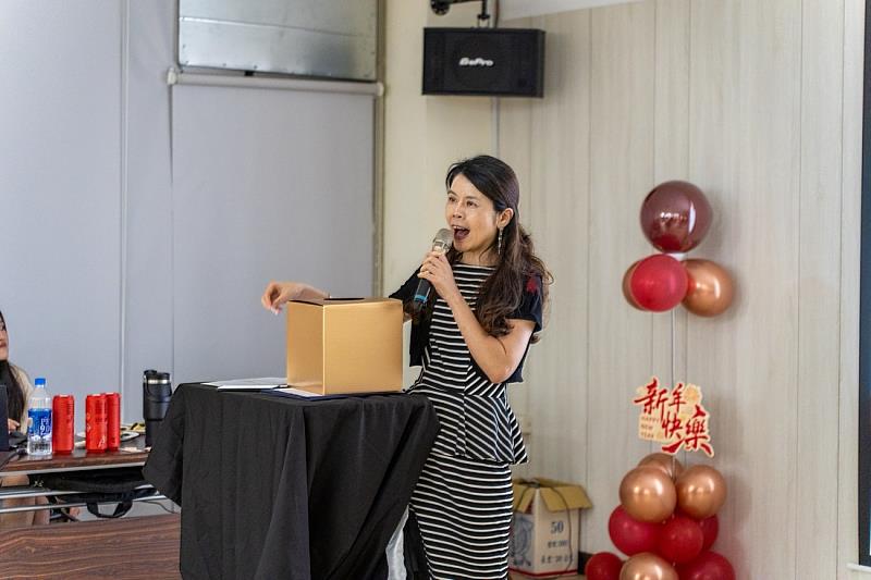 二、國際長葉惠菁教授親自為活動進行抽獎，現場氣氛在緊張與期待中達到高潮。