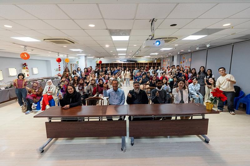 五、活動尾聲，全體國際師生齊聚一堂大合照，為這場「元宵春節同樂會」畫下完美句點的初春記憶。