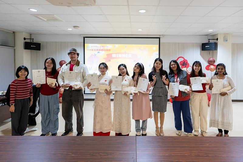 四、參與演出的國際學生與國際長合影留念，展現了雲科大國際校園的活力與包容性。