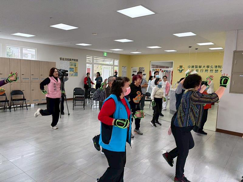 元長智能健康運動場有醫護專業團隊指導民眾健身。