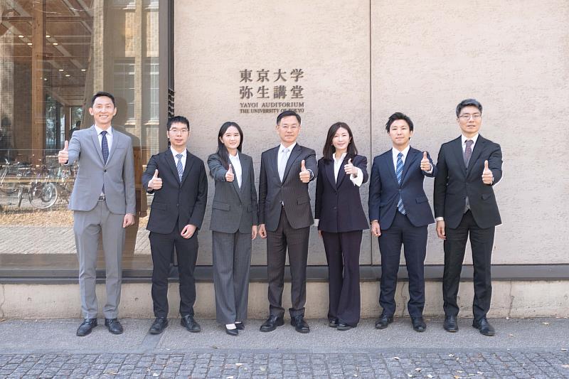 玉山金控赴東京參與氣候與生物多樣性國際會議，由玉山金控永續長張綸宇（中）率隊出席，並與玉山銀行東京分行行長林國維（右）及永續團隊合影。