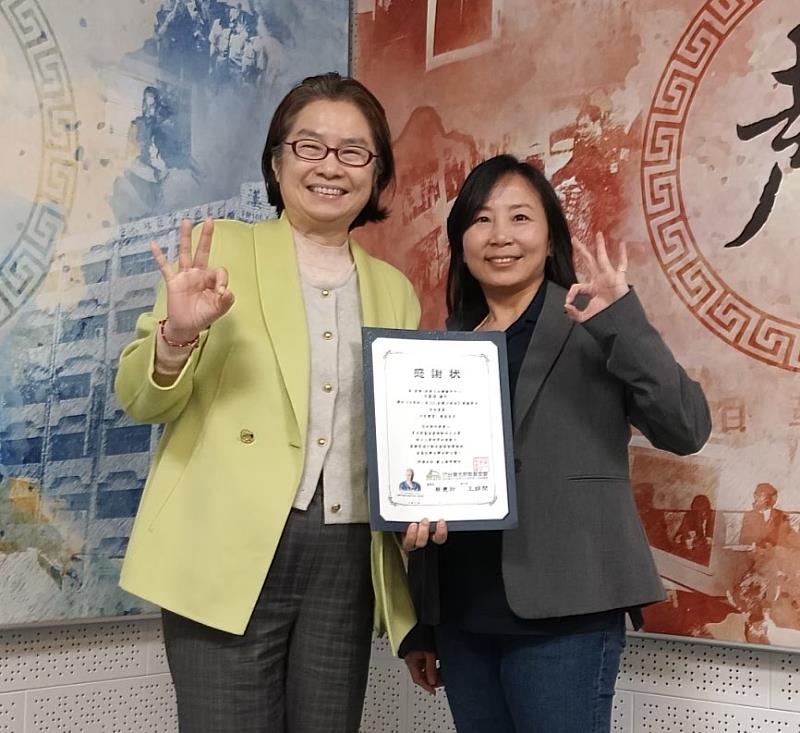 台灣尤努斯基金會董事長蔡慧玲（左）頒贈廣播專訪感謝狀予路廣大永續顧問中心顧問吳鳳煬（右）。