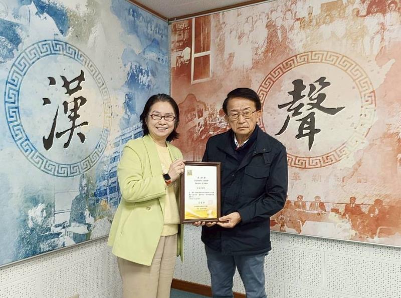 群景國際商務法律事務所所長蔡慧玲律師（左）頒贈廣播專訪感謝狀予旅美加州律師盧正邦（右）。