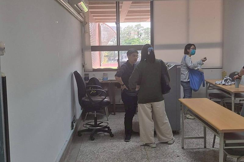 南大校友服務中心舉辦求職季講座，活動結束後同學把握機會向講師請益未來求職方向。