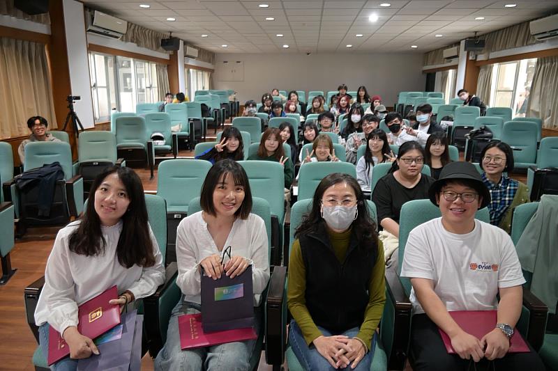 南大戲劇系舉辦系友職涯分享講座，3位表演藝術教師與師生合影，透過經驗交流讓學生看見戲劇專業的多元發展路徑。