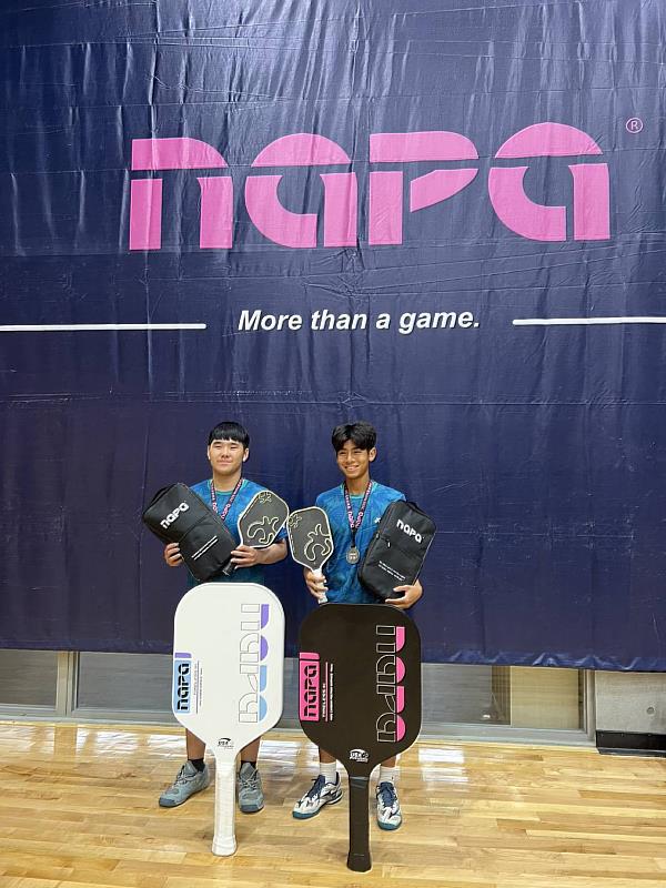 南華大學運動學程學生參加2026 NAPA盃全國匹克球錦標賽，陳逸愷（左）與楊朝貴（右）榮獲大學組男子雙打「亞軍」。
