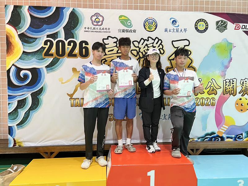 南華大學運動學程學生參加台灣盃全國匹克球公開賽,男子單打公開組項目陳偉鎮(右1)獲季軍,楊朝貴(左2)及江佳祐(左1)並列第5名。