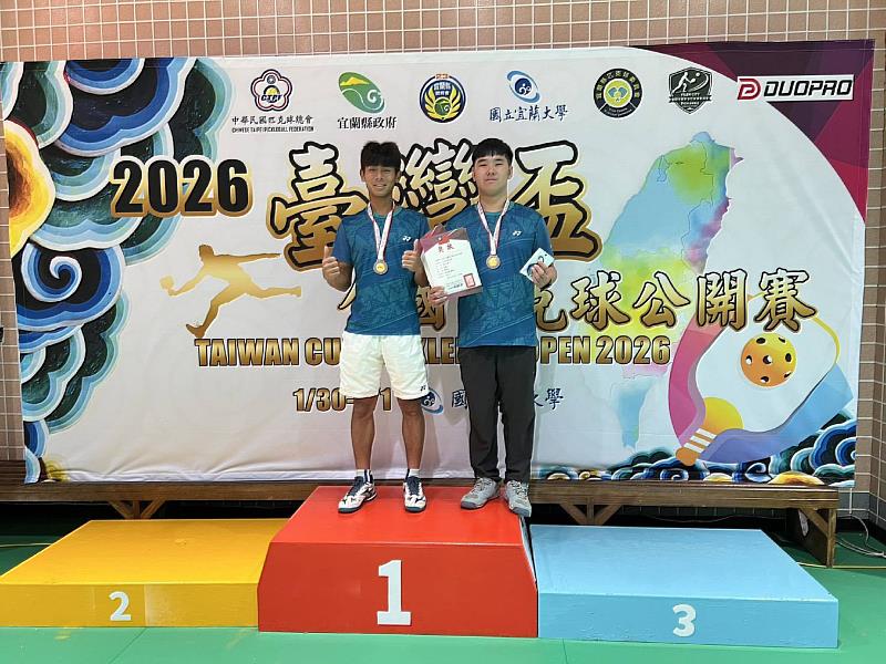 南華大學運動學程學生參加台灣盃全國匹克球公開賽，楊朝貴（左）及陳逸愷（右）榮獲男子雙人公開組季軍。