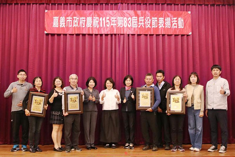 頒獎模範徵屬。