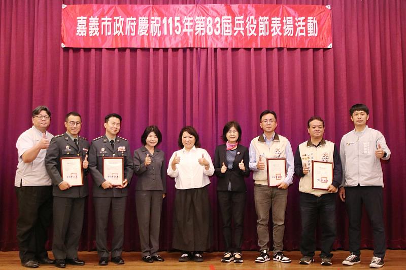 頒獎績優役政人員。