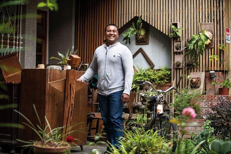 來自峇里島的新住民馬爹用木雕刻下他在台灣、人生的新篇章。