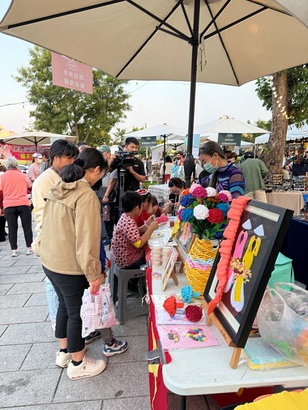 新住民阮氏貞用越南紙捲畫,帶大家體驗越南文化的風采與繽紛。