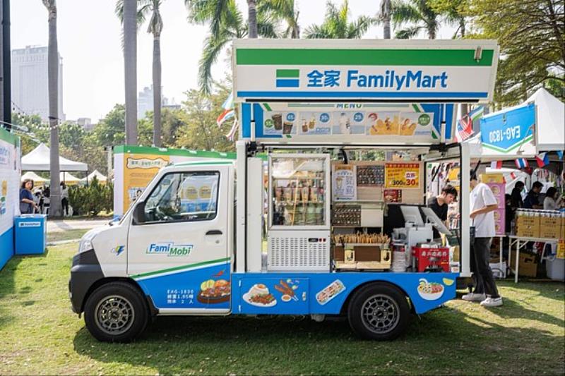 「全家」FamiMobi行動餐車也將快閃現身,透過南洋美食、優惠活動,讓支持多元文化成為輕鬆有趣的行動體驗。