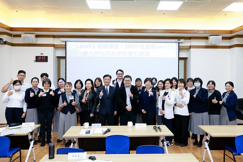 花蓮慈濟醫院於3月5日舉辦「SROI社會影響力評估與永續影響力管理」課程,邀請中央大學管理學院副院長沈建文教授帶領同仁學習將醫療服務與公益投入,轉化為具體的數據。