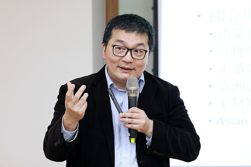 沈建文教授說明SROI如何分析專案的投入、產出與成果，他指出，社會影響力評估不只是對外呈現成果，更重要的是作為檢視與決策的參考依據。