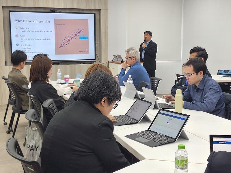 淡江大學石貴平資訊長系統性地梳理AI基礎理論。（圖／淡江大學提供）