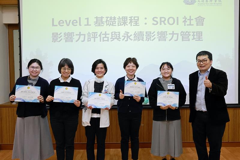 課程結束後，沈建文教授頒發證書給培訓同仁，期許大家能透過本次課程的學習，將所學運用於實務工作中，讓未來的醫療資源運用更加有效率與發揮最大效益。