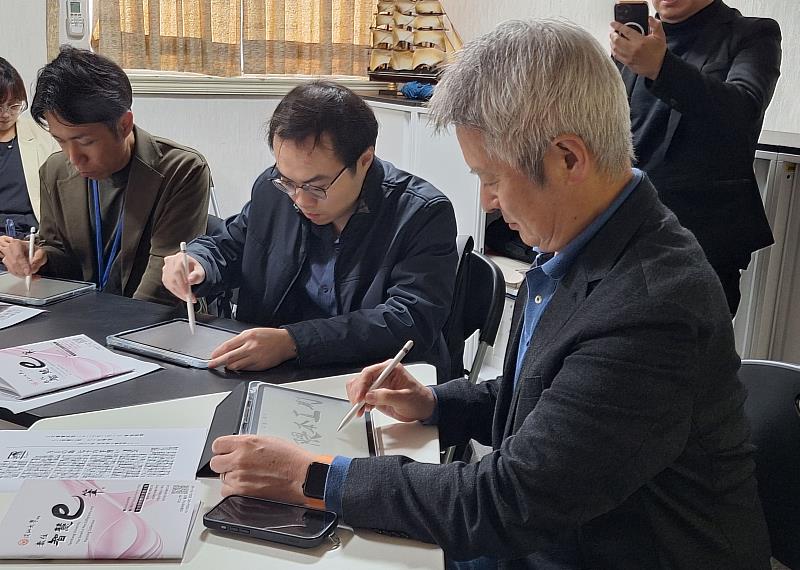 聚精會神學習淡江大學研發的智慧e筆。（圖／淡江大學提供）