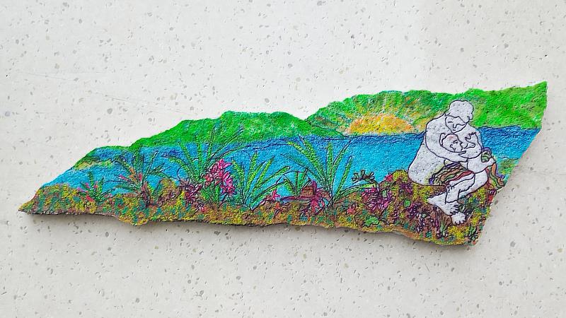藝術家莊慧敏以花蓮地震落石創作的作品《守護愛》。