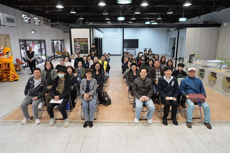 副市長邱臣遠與貴賓合影。