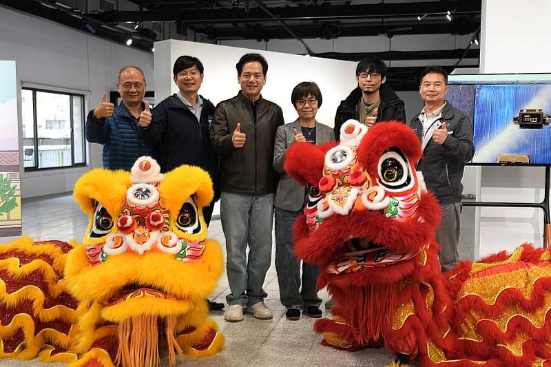 與會貴賓大合影。（左至右文資委員李奕樵老師、新竹市文化局副局長李欣耀、新竹市副市長邱臣遠、智邦藝術基金會董事長呂雪英、范綱智建築師、紅樹營造有限公司羅志傑）