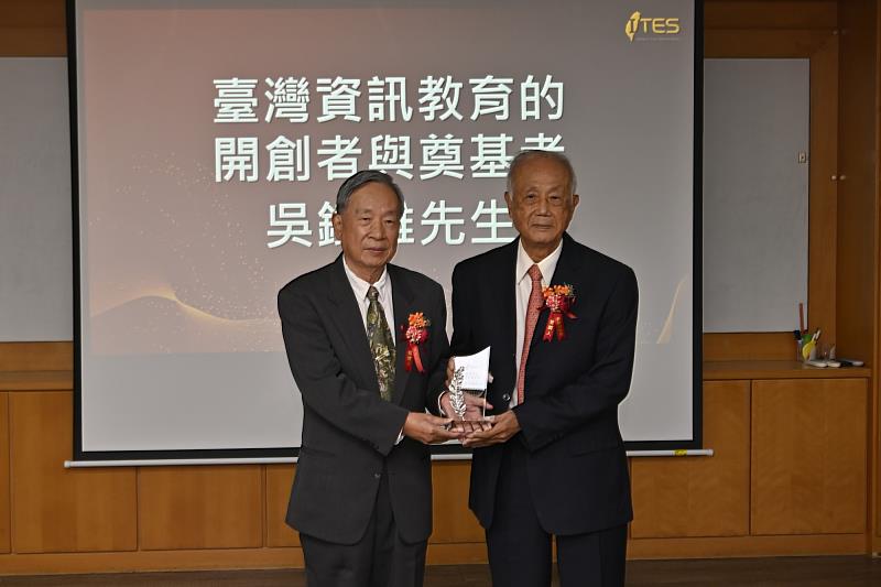 臺南大學傑出校友吳鐵雄先生(右)榮獲「2026年教育研究終身成就獎」,由南師改制為綜合大學後首任校長黃政傑博士頒獎,別具意義。