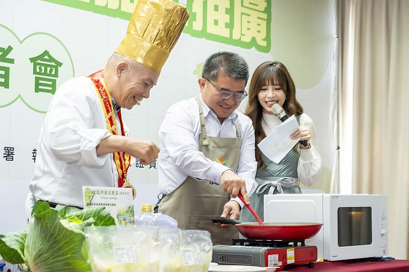 農糧署中區分署陳尚仁分署長與關保祐主廚示範「液態氮急凍技術」冷凍甘藍料理。