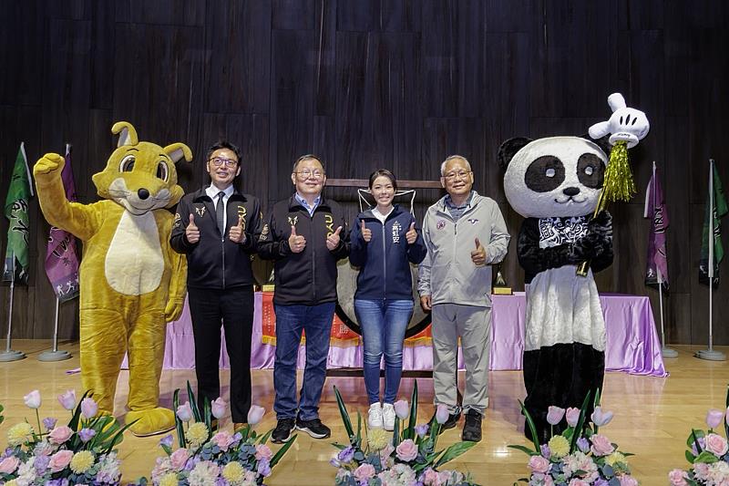 丙午年梅竹賽開幕,市長高虹安、陽明交大校長林奇宏、清大資深副校長戴念華與立法委員洪毓祥合影。
