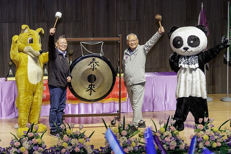 兩校校長共同擊鑼宣告梅竹賽展開。