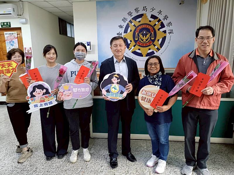 國際婦女節前夕，局長化身暖男走訪基層，攜手警友會致贈玫瑰禮券慰辛勞。