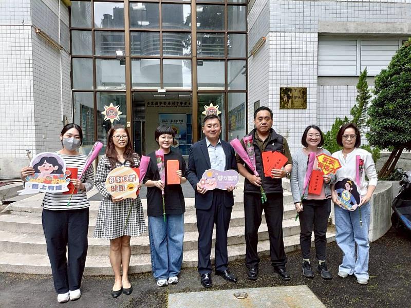 國際婦女節前夕，局長化身暖男走訪基層，攜手警友會致贈玫瑰禮券慰辛勞。