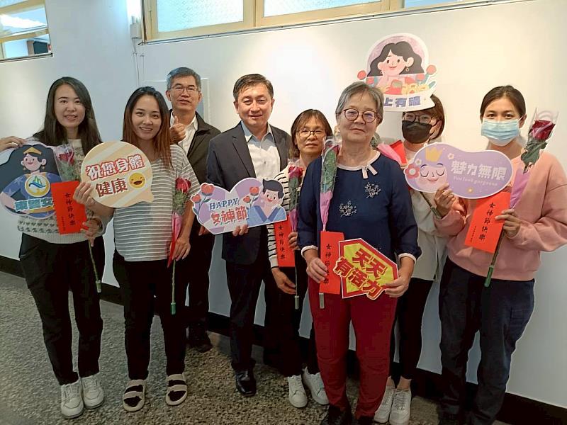 國際婦女節前夕，局長化身暖男走訪基層，攜手警友會致贈玫瑰禮券慰辛勞。