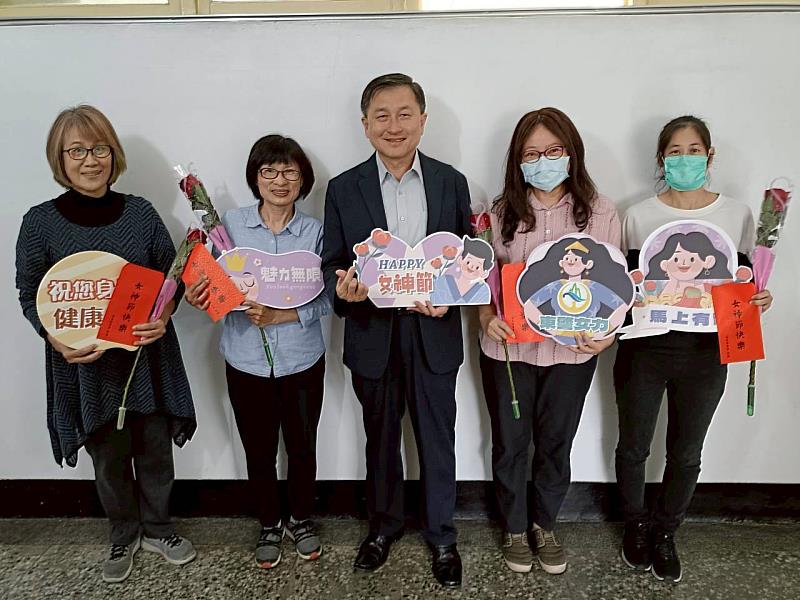 國際婦女節前夕，局長化身暖男走訪基層，攜手警友會致贈玫瑰禮券慰辛勞。