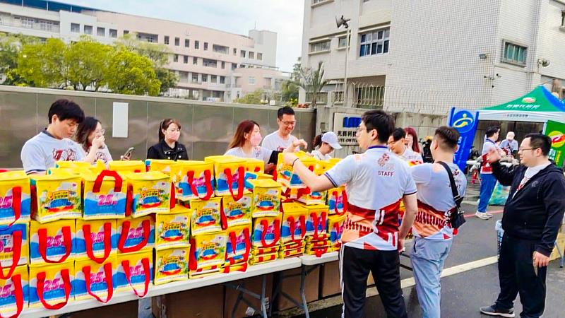 適逢「臺南古都馬拉松」20周年，永慶加盟四品牌台南經管會特別準備限量保溫袋，贈送參賽跑者。（圖由永慶房產集團提供）