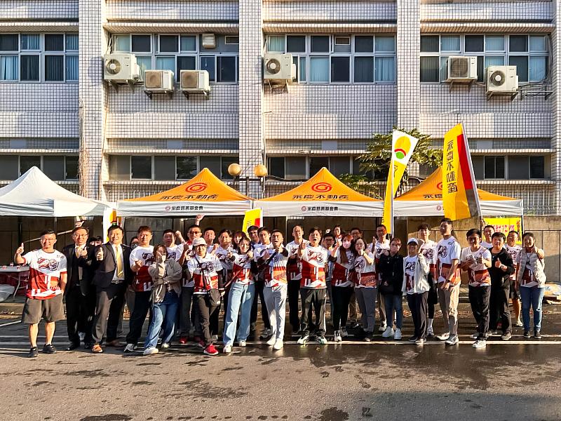 永慶加盟四品牌50位夥伴，凌晨3點就定位，全力準備物資，助古都馬的跑者們順利完賽。（圖由永慶房產集團提供）