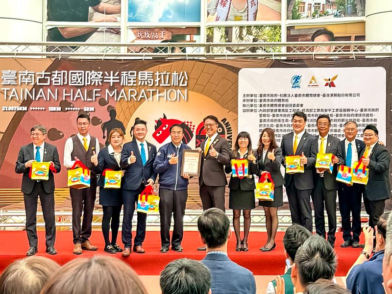 永慶加盟四品牌台南經管會連續3年贊助「2026臺南古都馬拉松」，獲臺南市長黃偉哲（左5）頒發感謝狀。（圖由永慶房產集團提供）
