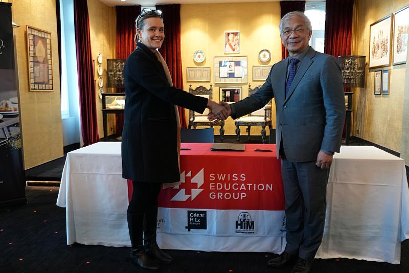 世新大學校長陳清河（右）前往瑞士與SEG代表簽署雙聯學位合約。（世新大學提供）