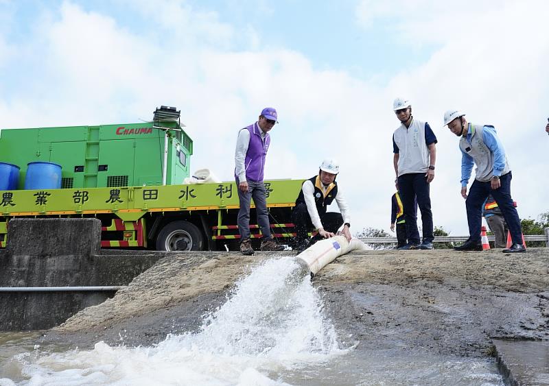 圖3、抽取北勢溪水源協助農民整田。