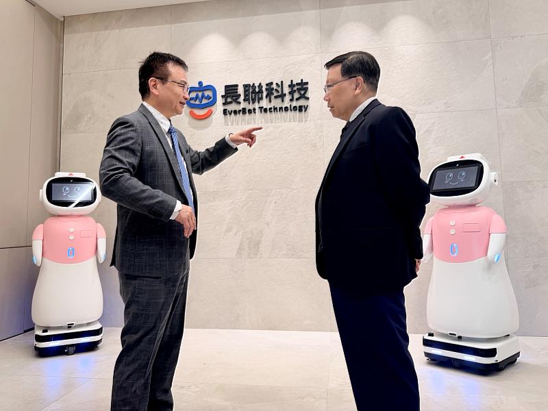 長聯董事長（左）與亞大校長，交流智慧醫療與機器人應用。