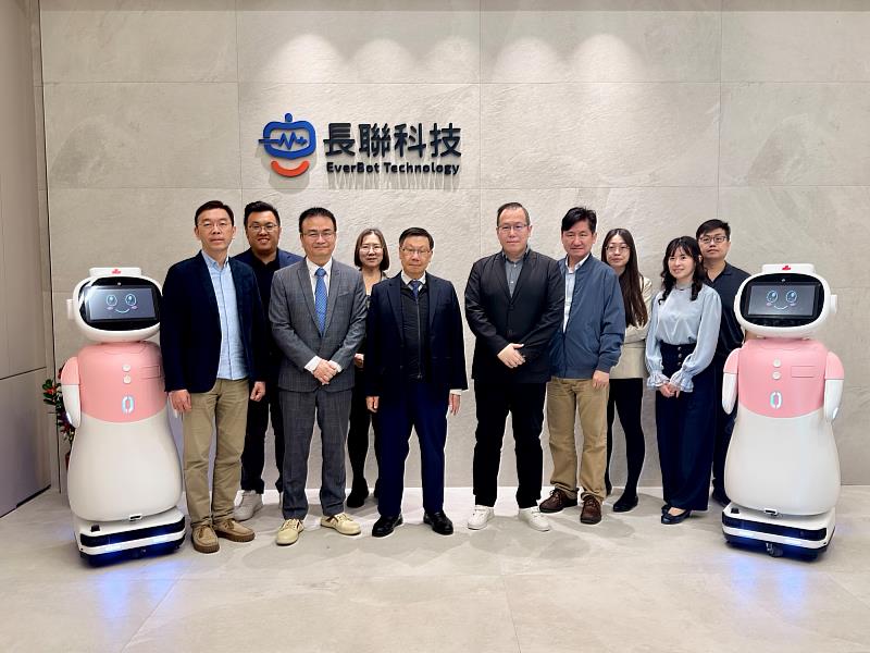 亞洲大學與長聯科技團隊合影，見證產學合作啟動。